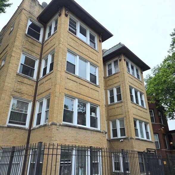 3301 W Potomac Ave, Unit G in Chicago, IL - Foto de edificio - Building Photo