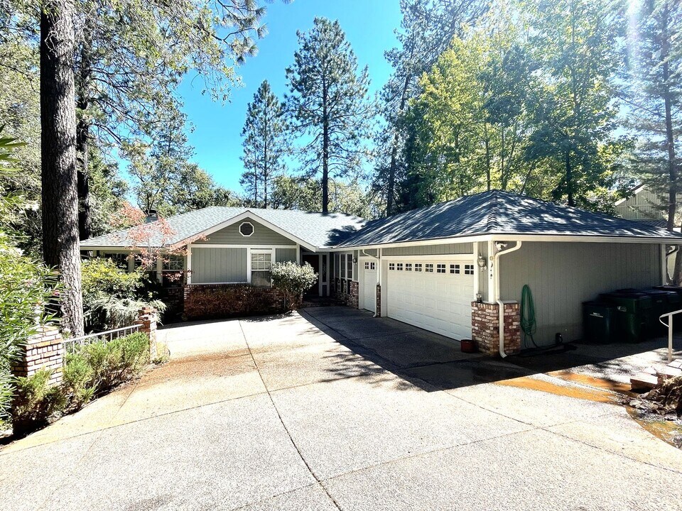 11411 Cottontail Way in Penn Valley, CA - Foto de edificio