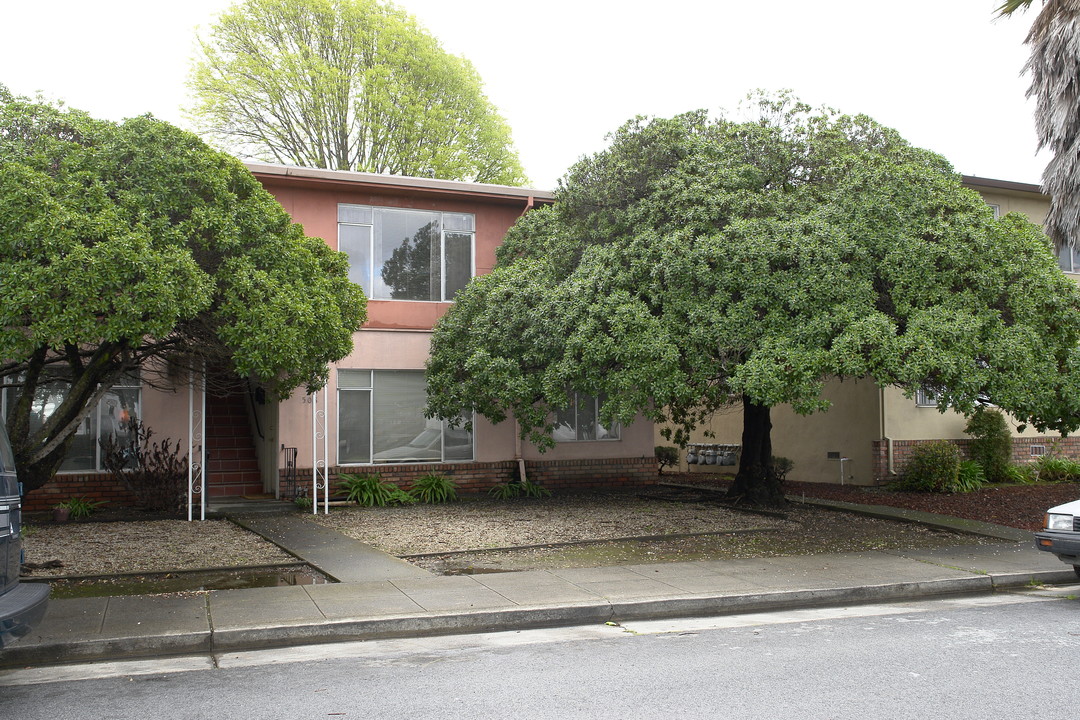 508 E Hillsdale Ct in San Mateo, CA - Building Photo