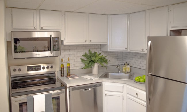 Dutch Village Apartments in Kingston, NY - Foto de edificio - Building Photo