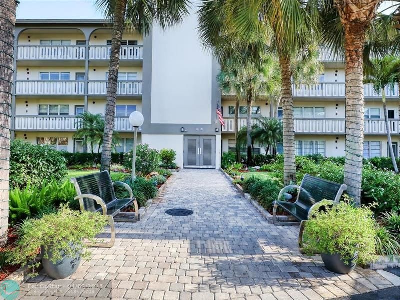 4701 Martinique Dr in Coconut Creek, FL - Building Photo