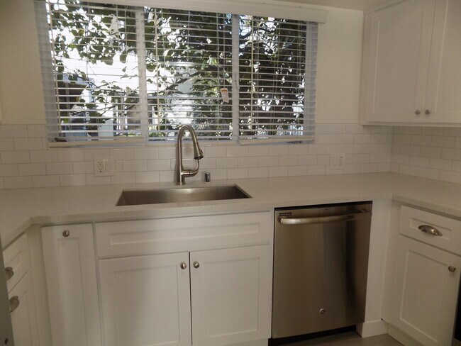 646 S Barrington Ave in Los Angeles, CA - Building Photo - Building Photo