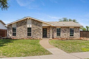 2113 Victoria Rd in Carrollton, TX - Building Photo