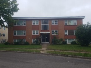 5740 Sander Dr in Minneapolis, MN - Foto de edificio - Building Photo