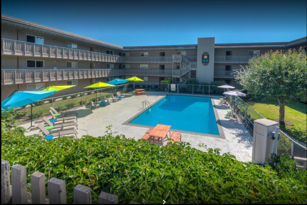 Sky Lanai Apartments in Renton, WA - Building Photo