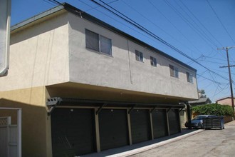 4266 N Lakewood Blvd in Long Beach, CA - Building Photo - Building Photo