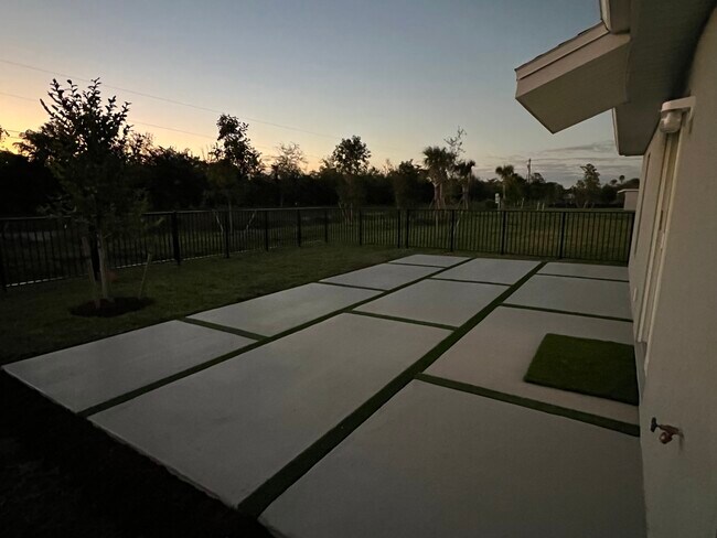 12121 Monterey Pine Ln in Ft. Myers, FL - Building Photo - Building Photo