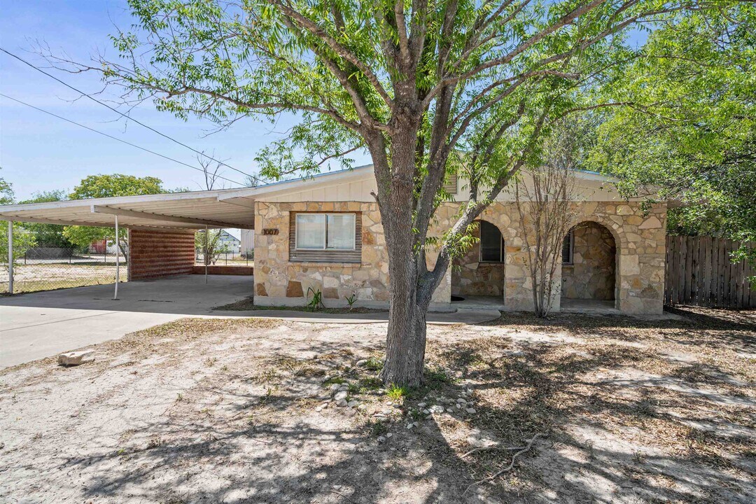 1007 E 2nd St in Del Rio, TX - Building Photo