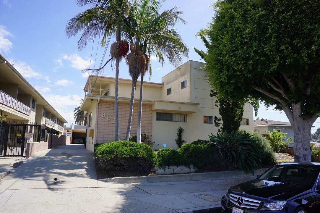 802 N Edgewood St in Inglewood, CA - Building Photo