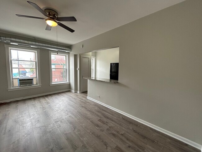2715 N Sawyer Ave, Unit 215 in Chicago, IL - Building Photo - Building Photo