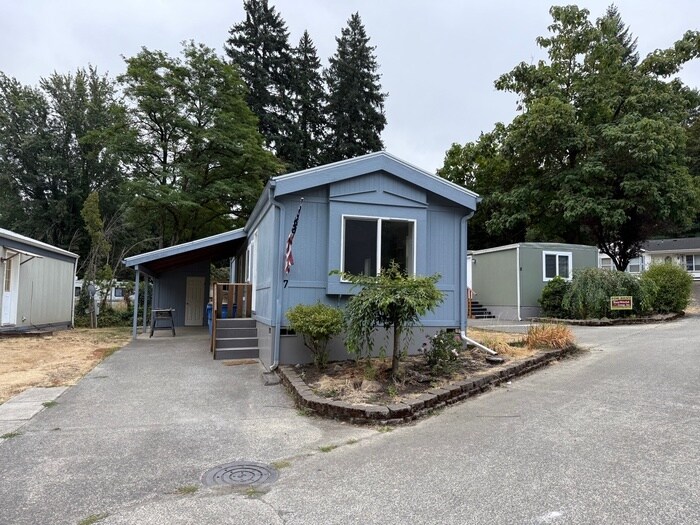 744 K St in Washougal, WA - Building Photo