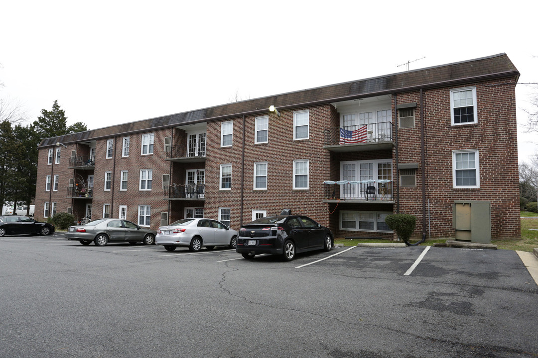 Columbia West in Falls Church, VA - Building Photo