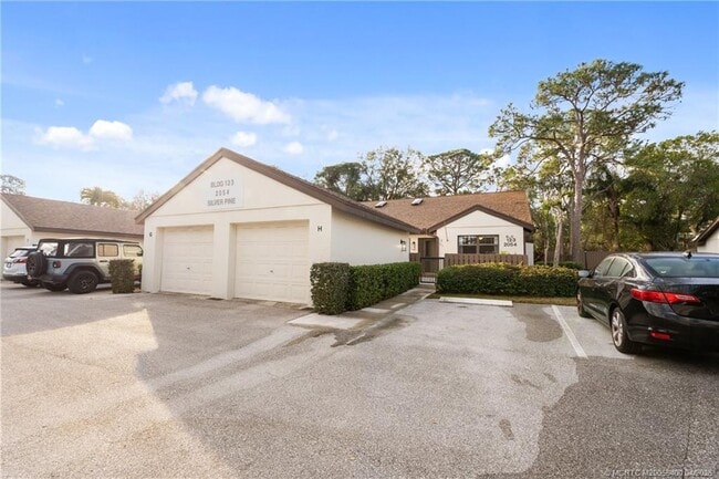 2054 SW Silver Pine Way in Palm City, FL - Building Photo - Building Photo