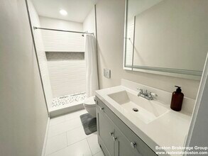 23 Newport St, Unit 1 in Boston, MA - Foto de edificio - Building Photo