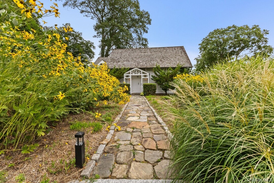 20 Old Post Rd in Bedford, NY - Building Photo