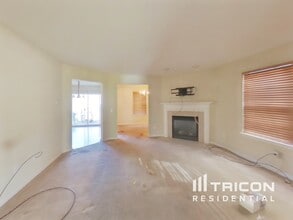 8146 Birchfield Dr in Indianapolis, IN - Foto de edificio - Building Photo