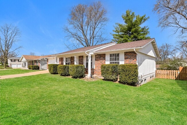 2203 McKelvey Rd in Maryland Heights, MO - Building Photo - Building Photo