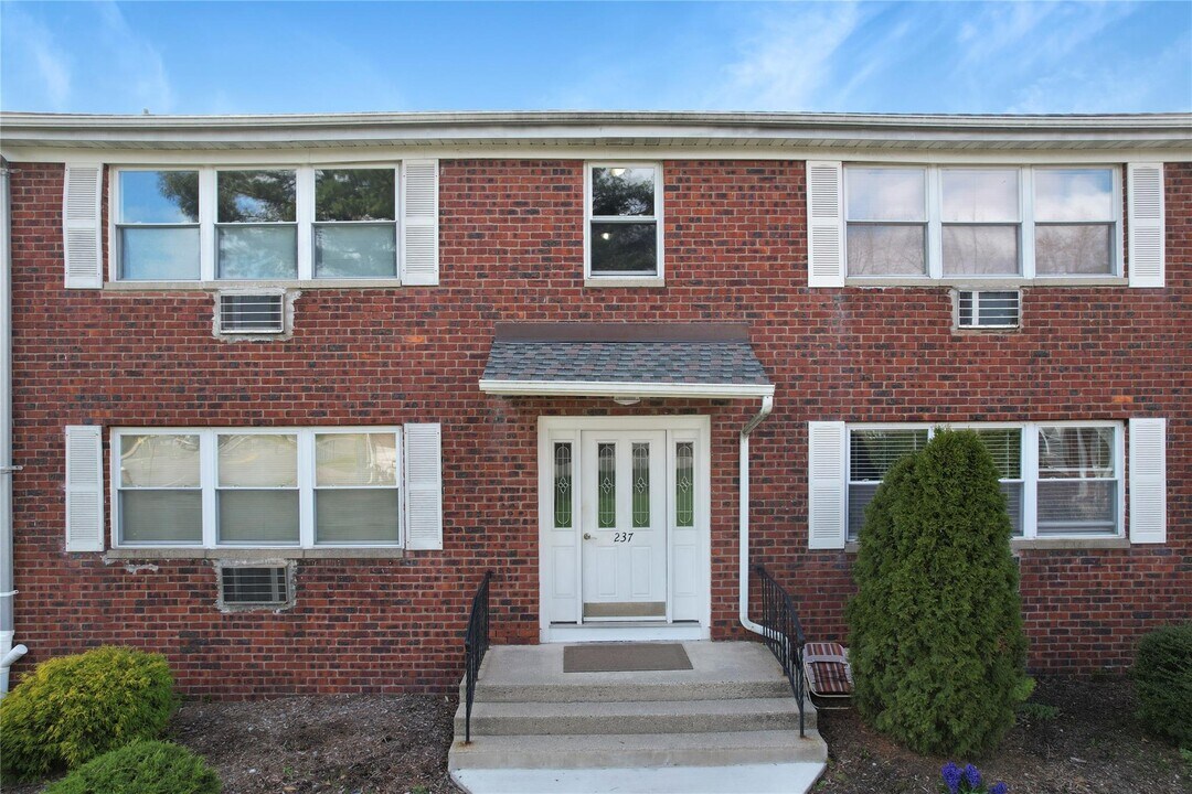 237 N Middletown Rd in Pearl River, NY - Building Photo