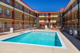 Newport Square Apartments in Colorado Springs, CO - Foto de edificio - Building Photo