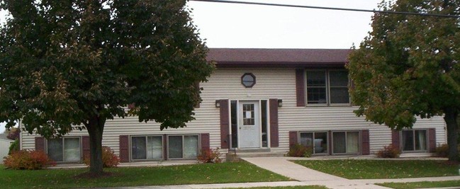 351 Main St in Belgium, WI - Foto de edificio - Building Photo