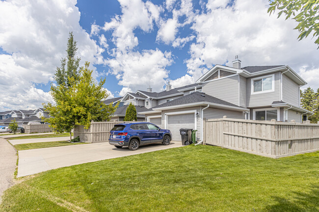 529 Chappelle Dr SW in Edmonton, AB - Building Photo - Building Photo