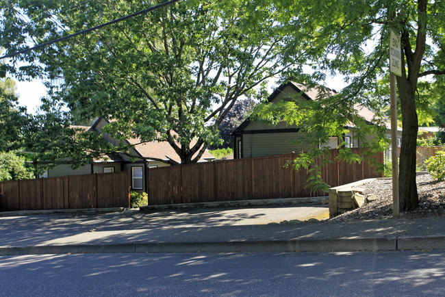 526-538 Buxton Ave in Troutdale, OR - Foto de edificio - Building Photo