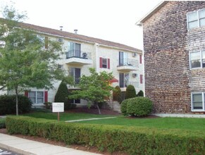 Old Plainville Common Apartments in New Bedford, MA - Building Photo - Building Photo