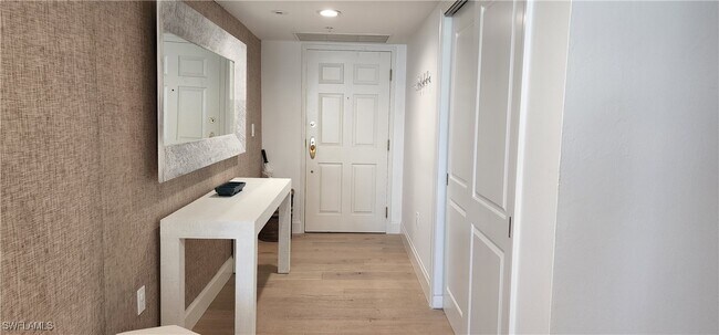 20 Seagate Dr in Naples, FL - Building Photo - Building Photo