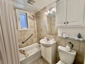 641 Pine Av in St-Lambert, QC - Building Photo - Building Photo