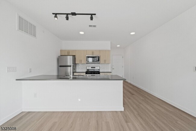 117 Prospect Ave, Unit 8206-06 in Bayonne, NJ - Building Photo - Building Photo