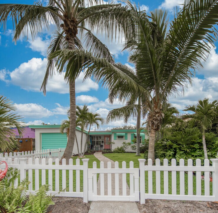 1218 N Ocean Breeze in Lake Worth Beach, FL - Foto de edificio