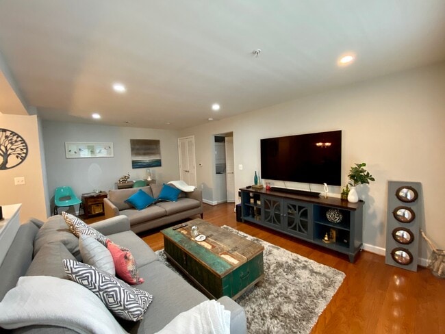 4149 S Four Mile Run Dr, Unit 304 in Arlington, VA - Building Photo - Building Photo