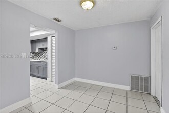 2521 NW 72nd Ave in Sunrise, FL - Building Photo - Building Photo