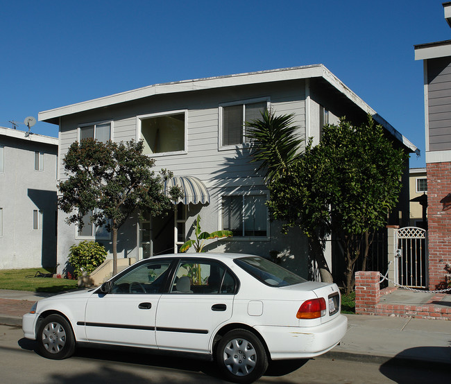 106 E Balboa Blvd in Newport Beach, CA - Building Photo - Building Photo