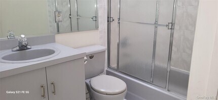 76 B Ashwood Rd in Port Washington, NY - Building Photo - Building Photo