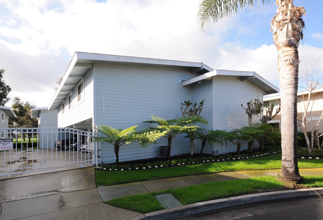 Ferway View Apartments in Huntington Beach, CA - Building Photo