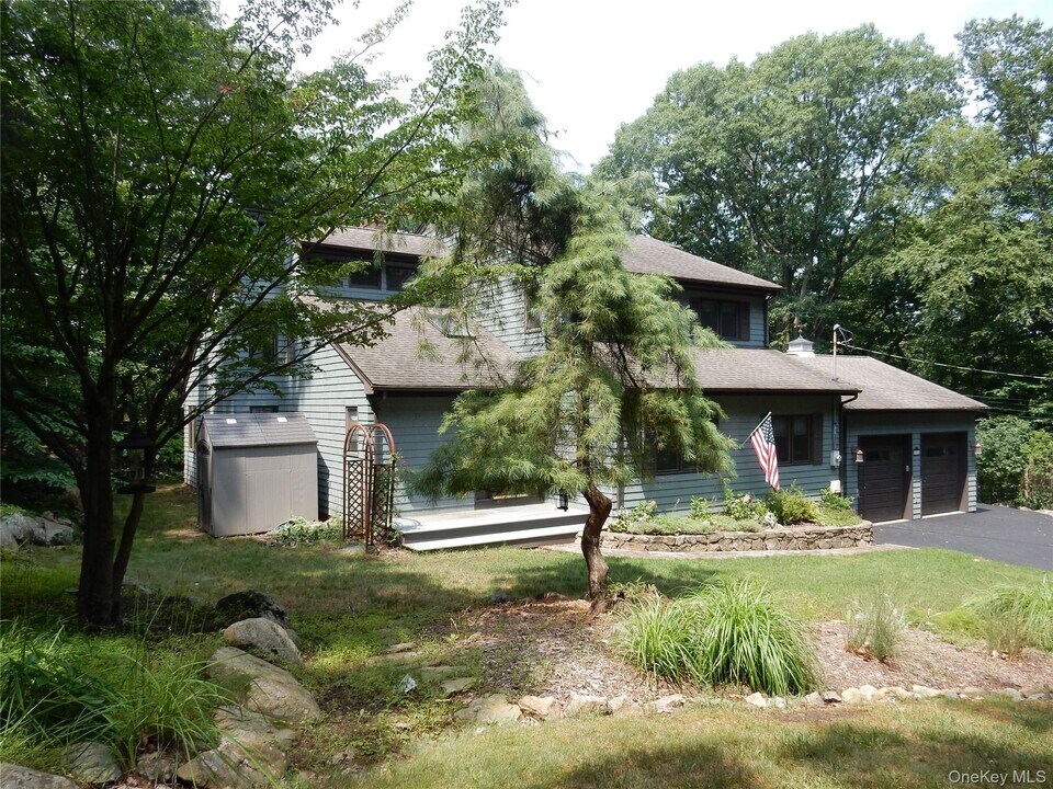 104 County Rd 65 in Stony Point, NY - Building Photo