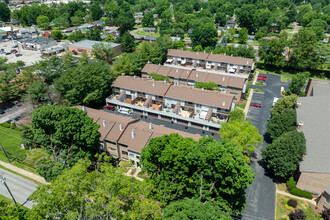 Woodspoint Townhomes in Louisville, KY - Building Photo - Building Photo