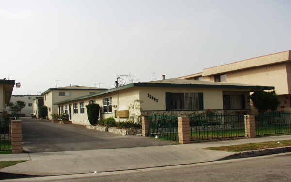 12603 Eucalyptus Ave in Hawthorne, CA - Building Photo - Building Photo