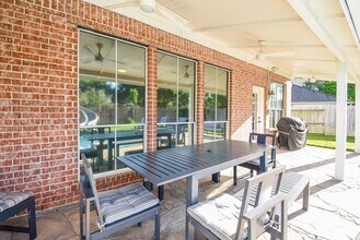 5926 Brook Bend Dr in Sugar Land, TX - Building Photo - Building Photo