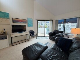 8308 Regents Rd in San Diego, CA - Building Photo