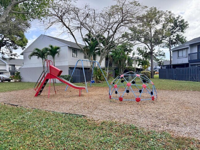 2305 Seaside Dr in Greenacres, FL - Building Photo - Building Photo