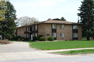 Cedar Manor Apartments in Bloomington, MN - Building Photo - Building Photo