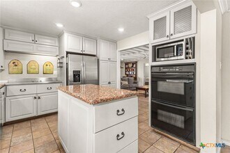 1105 Lakeview Dr in Seguin, TX - Foto de edificio - Building Photo