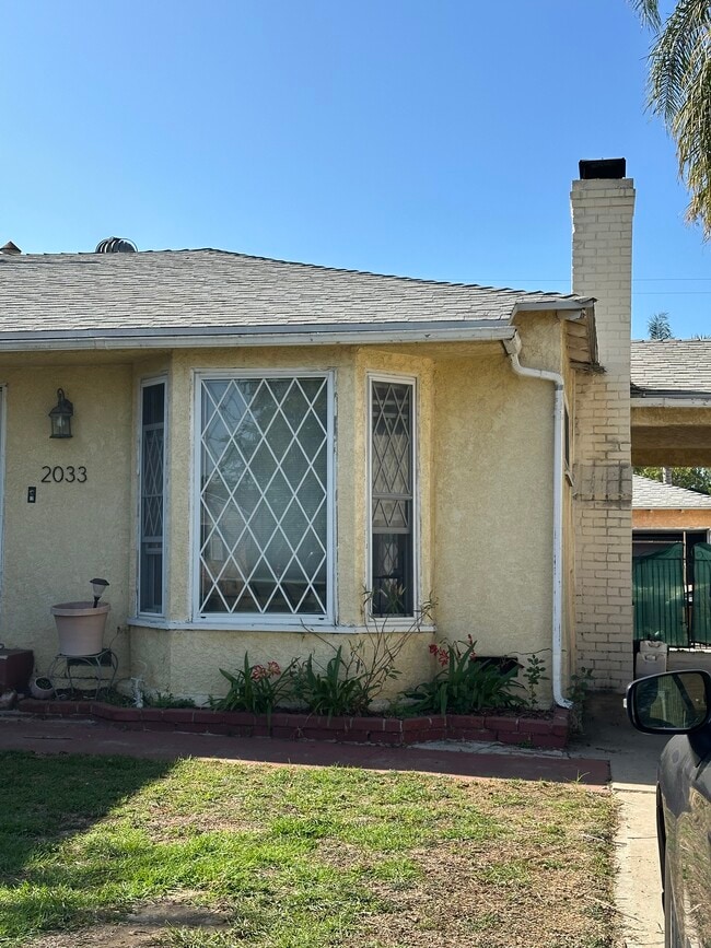 2033 N Manning St in Burbank, CA - Foto de edificio - Building Photo