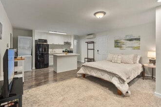 12442 98th Ave NE in Kirkland, WA - Foto de edificio - Building Photo