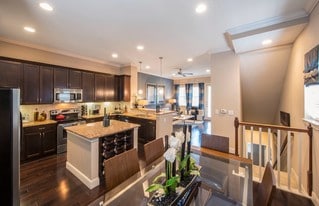 Perry Row in Dallas, TX - Building Photo