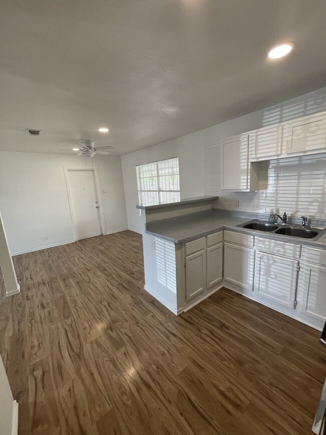 179 Shadow Valley Dr in San Antonio, TX - Building Photo - Building Photo