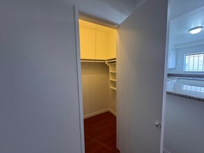 1065 S Holt Ave in Los Angeles, CA - Building Photo - Building Photo