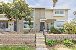 2989 Village Pine Dr in San Diego, CA - Building Photo